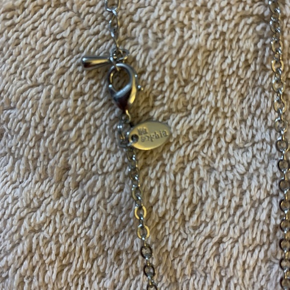 White Flower Pendant Necklace NWOT Cream & Silver - Picture 4 of 4